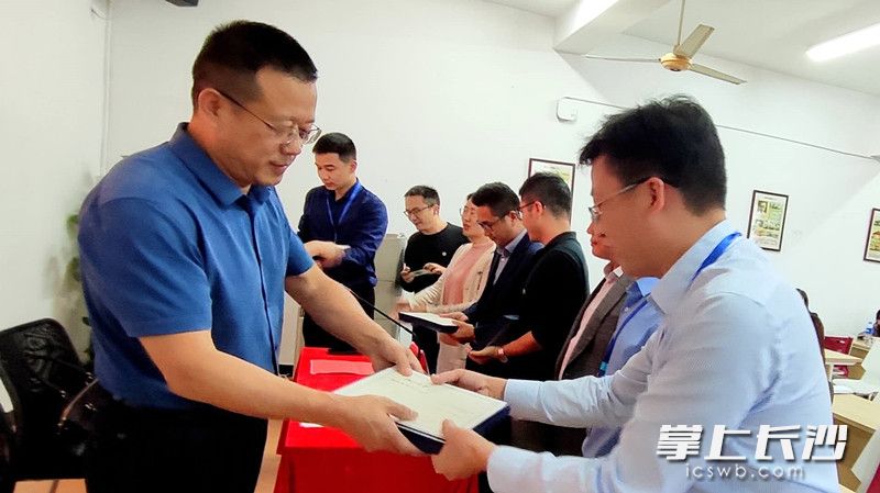 长沙市文明办副主任梁飞彩为学员颁发结业证书。