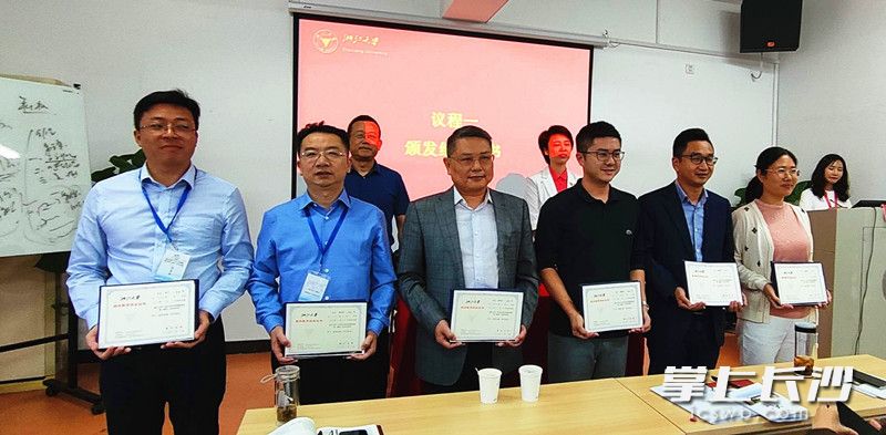 学员代表上台领取由浙江大学颁发的继续教育结业证书。
