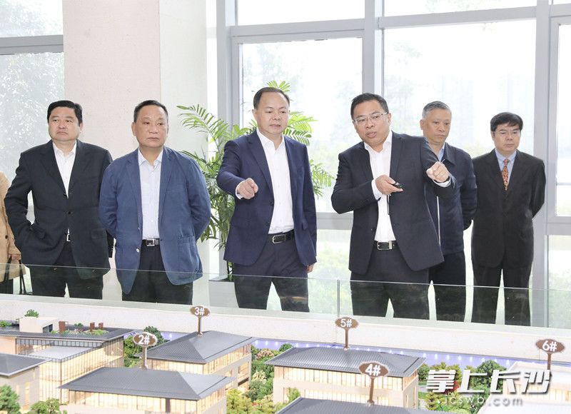 今日，郑建新调研湘江基金小镇和麓谷基金广场。刘书勤 摄