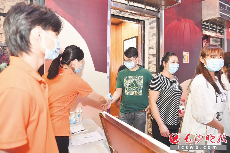 随着中国电影票房成绩首次超过了北美成为全球第一，A股中的院线板块可能蕴藏着好的投资机会。 长沙晚报全媒体记者 王志伟 摄
