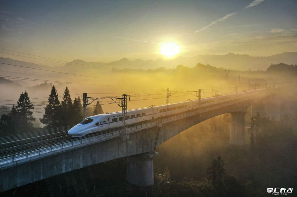 2019年12月26日开通运营的龙山北站，是湘西第一个高铁站，是湘西的门户。作为黔张常铁路线路设计的七站点之一，龙山北站对于推动武陵山片区扶贫攻坚具有重要意义。长沙晚报通讯员 曾祥辉 摄