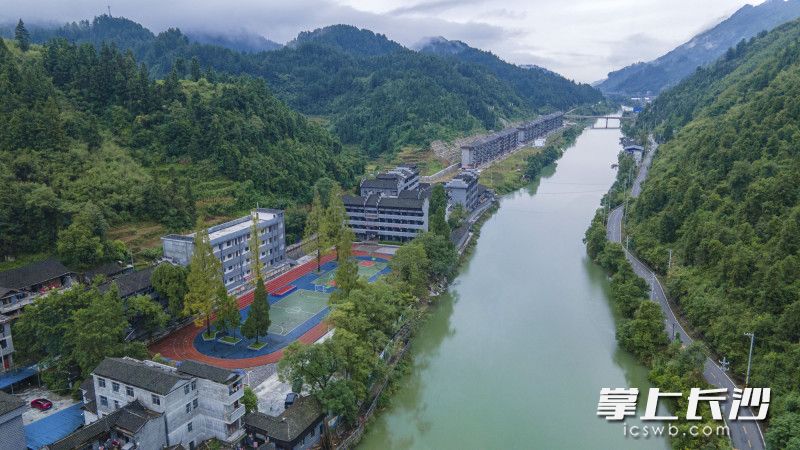 山清水秀，风光宜人的龙山洗车河畔，建起了平整的沿河公路、设施齐全的学校。长沙晚报全媒体记者 李锋 摄