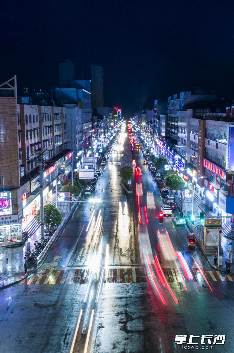 如今长沙路已经成为龙山县最为繁华的街道，车流川流不息，充满着勃勃生机。长沙晚报全媒体记者 余劭劼 摄