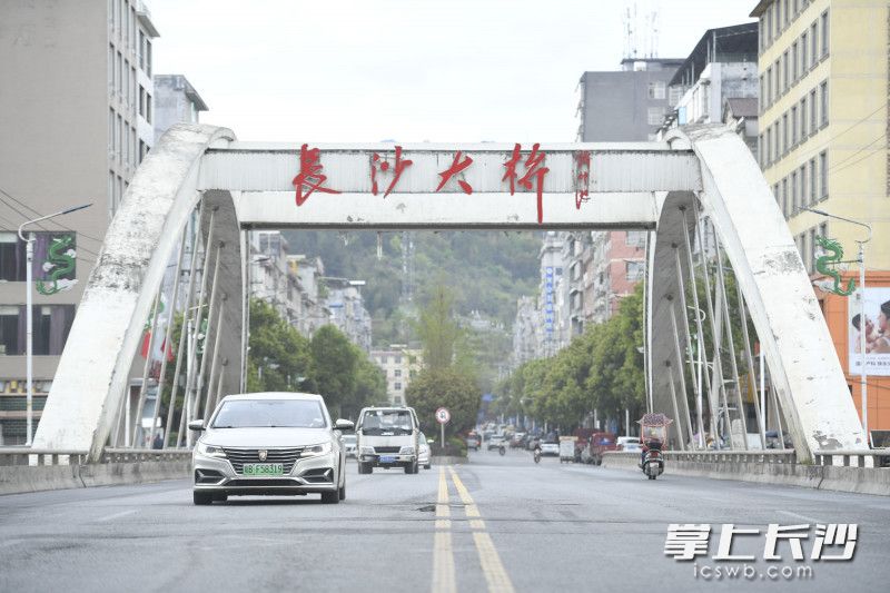 由长沙市全额出资援建，并负责设计和施工的长沙大桥横跨果利河，连通龙山县城南北，加快了龙山县城扩容提质步伐，同时也是龙山县连接省会长沙、通往大西南的重要通道。长沙晚报全媒体记者 黄启晴 摄