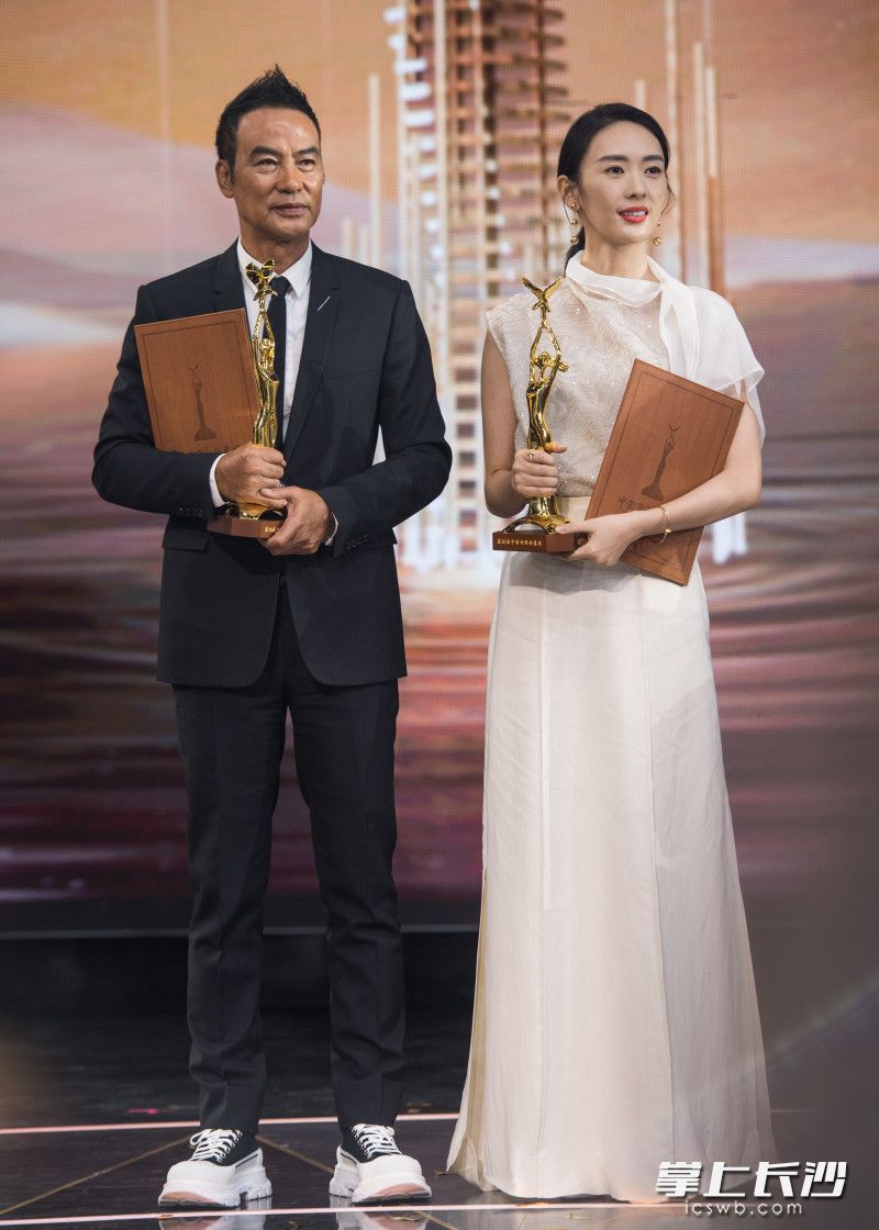 任达华、童瑶分获男女最佳演员奖。 长沙晚报记者 黄启晴 摄