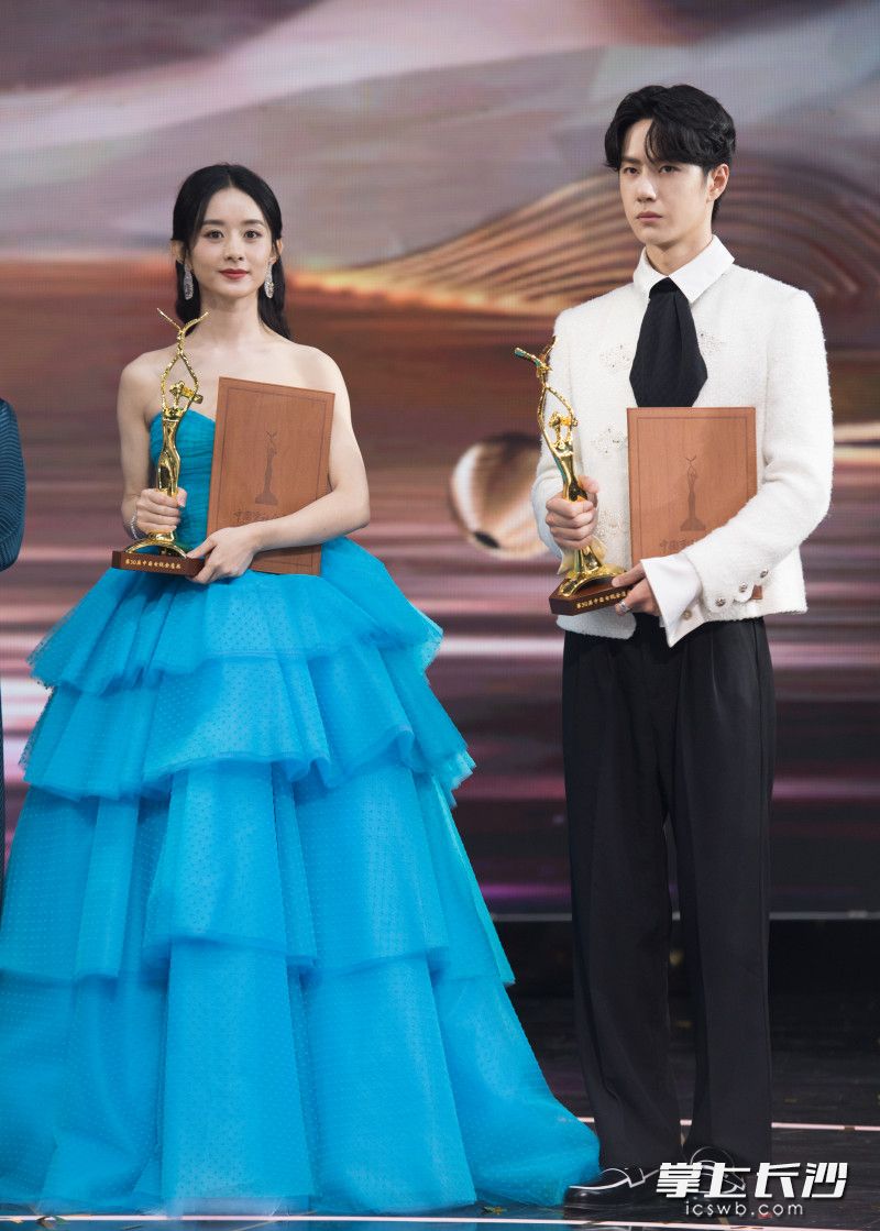 王一博、赵丽颖分获观众喜爱的男女演员奖。 长沙晚报记者 黄启晴 摄