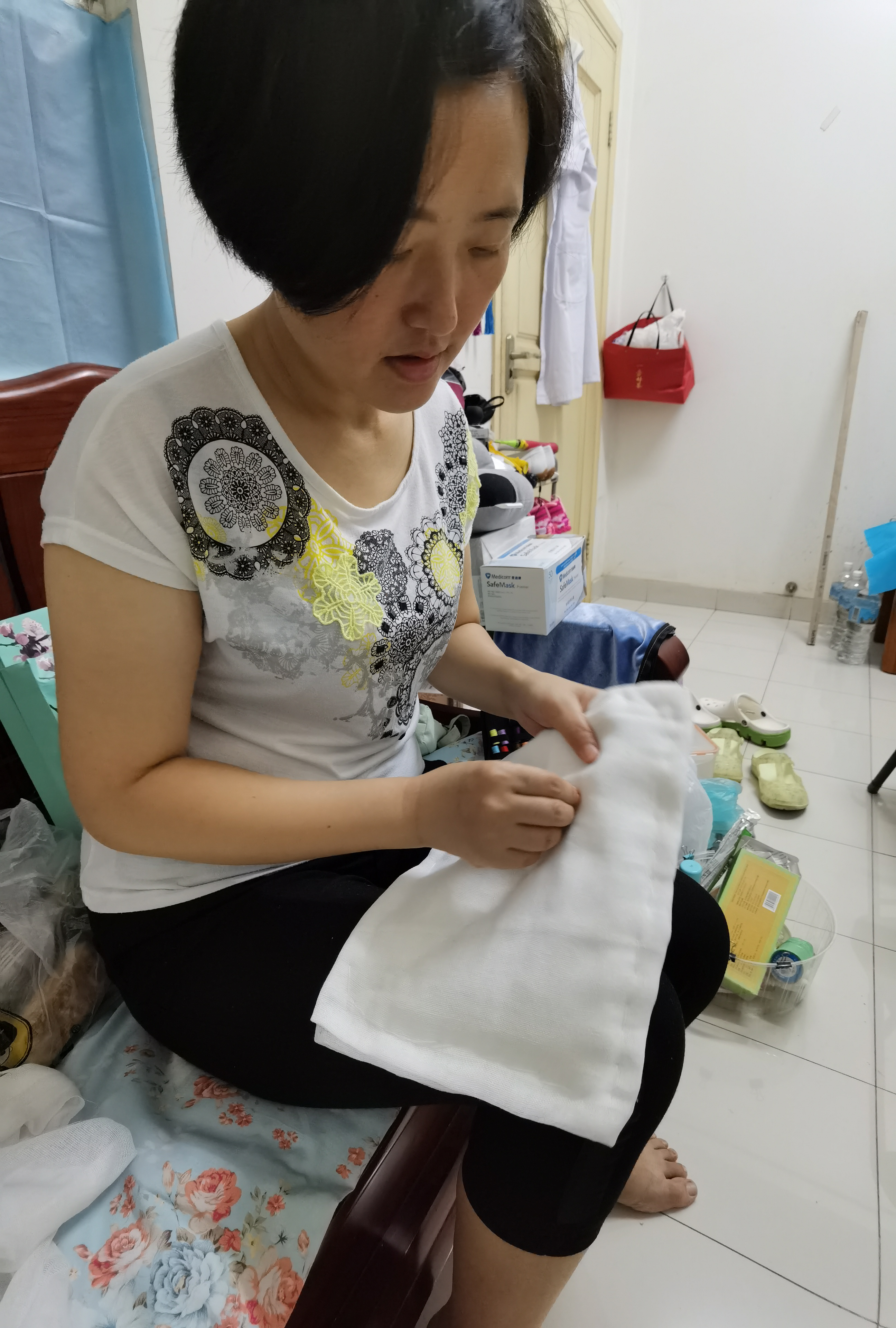 武科在缝手术纱布。长沙晚报通讯员 曾丽雄 摄 武科在缝手术纱布。长沙晚报通讯员 曾丽雄 摄