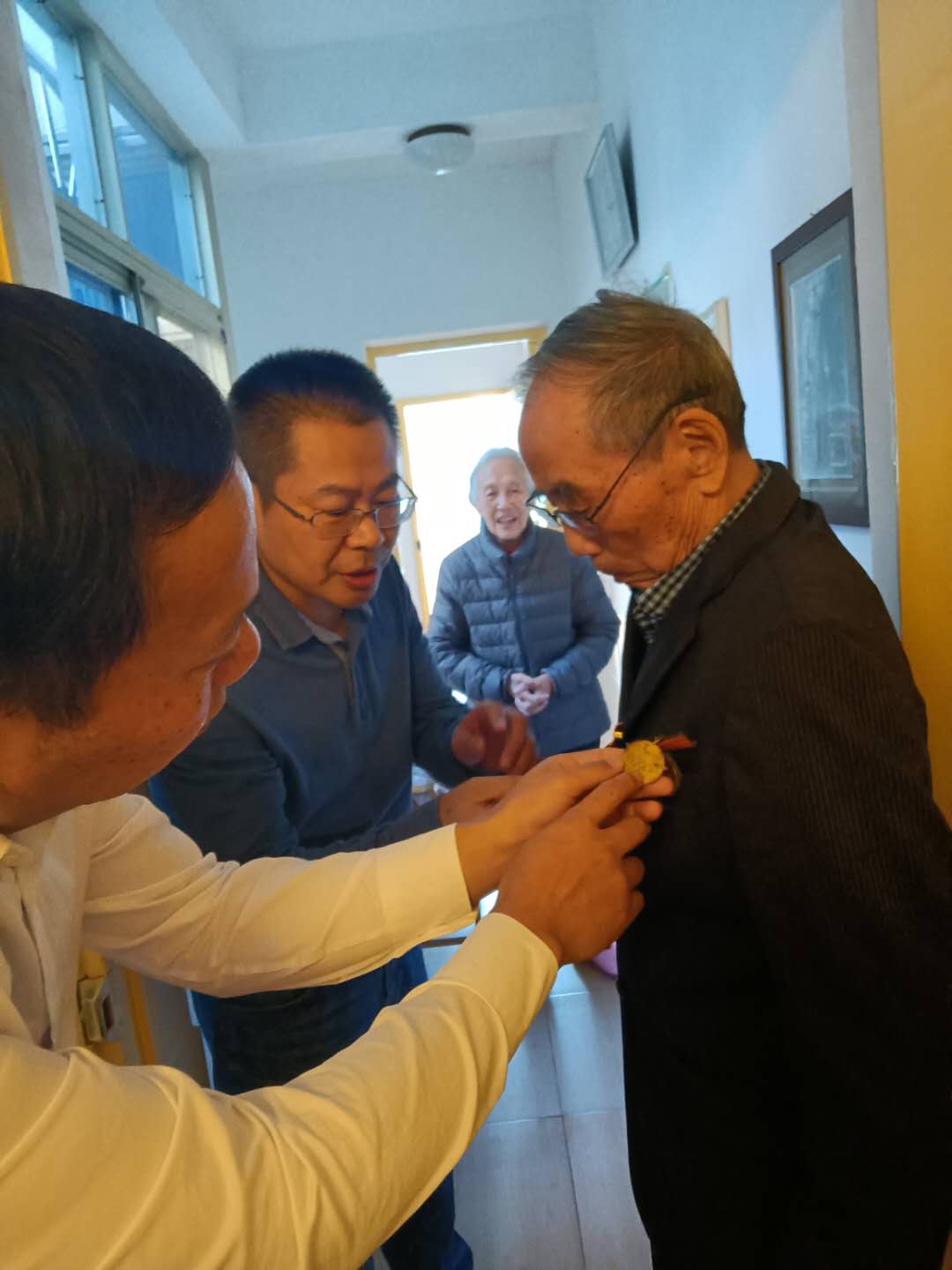 为彭慈世老人送上“中国人民志愿军抗美援朝出国作战70周年纪念章”。