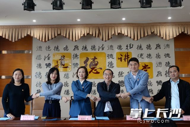 麓景社区现场与结对共建单位签约。