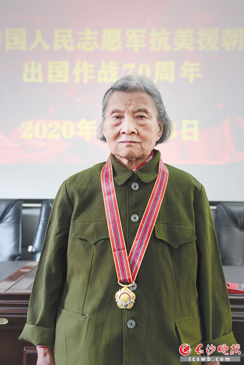 湘籍抗美援朝老兵陈友弟特意穿上军装，佩戴刚领到的纪念章。 受访者供图