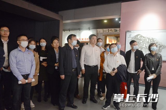 党员代表在“半条被子的温暖”专题陈列馆参观。见习记者 周达 摄 党员代表在“半条被子的温暖”专题陈列馆参观。见习记者 周达 摄