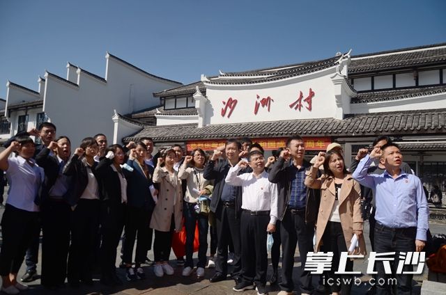 企业党委代表重温入党誓词。见习记者 周达 摄 企业党委代表重温入党誓词。见习记者 周达 摄