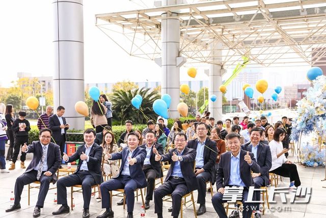 公司同事纷纷为新人们送上最美好的祝福。通讯员 供图