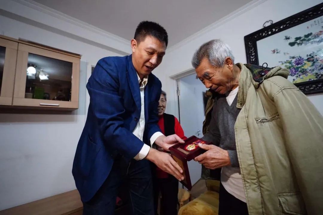 刘廷珠老人接过新奖章