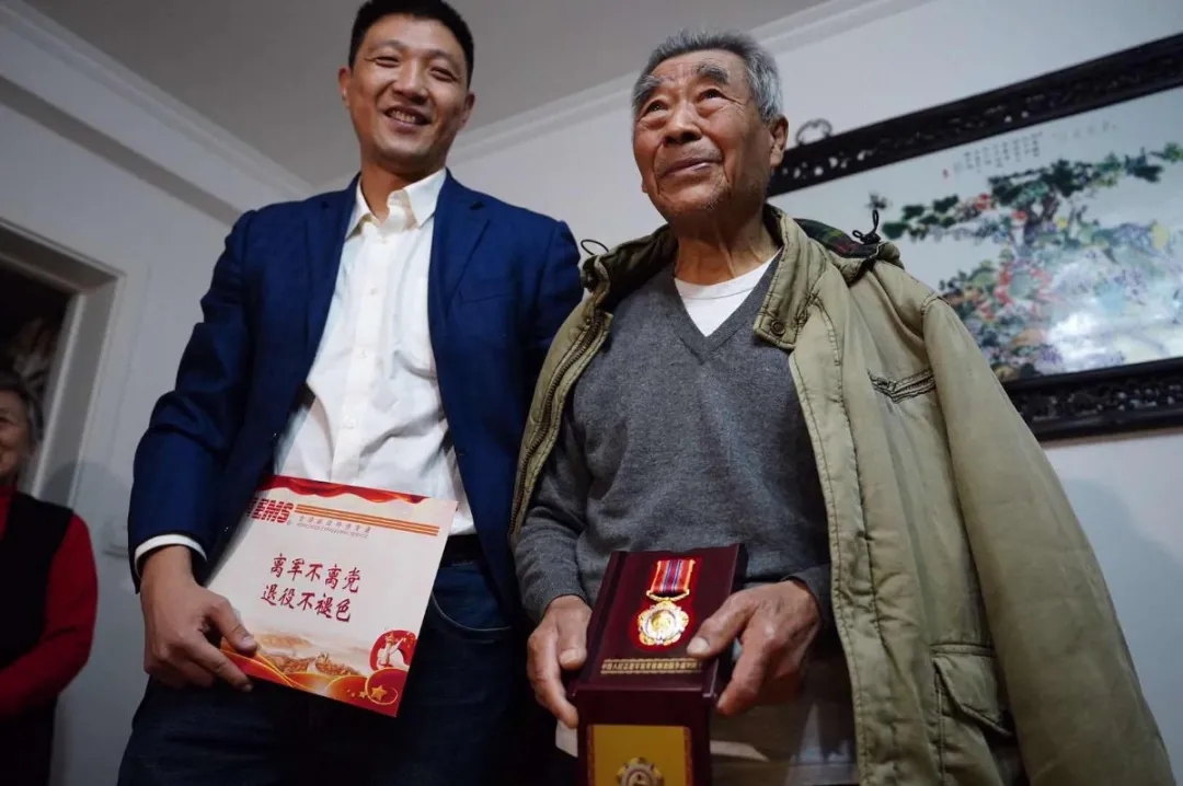 金刚与刘廷珠老人合影