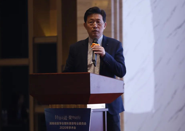 大会主委龙剑虹教授发表讲话。