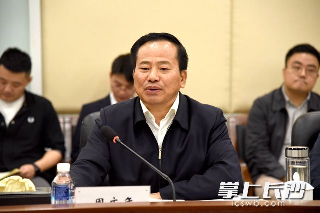 高新区党工委书记周庆年（前排）发言。
