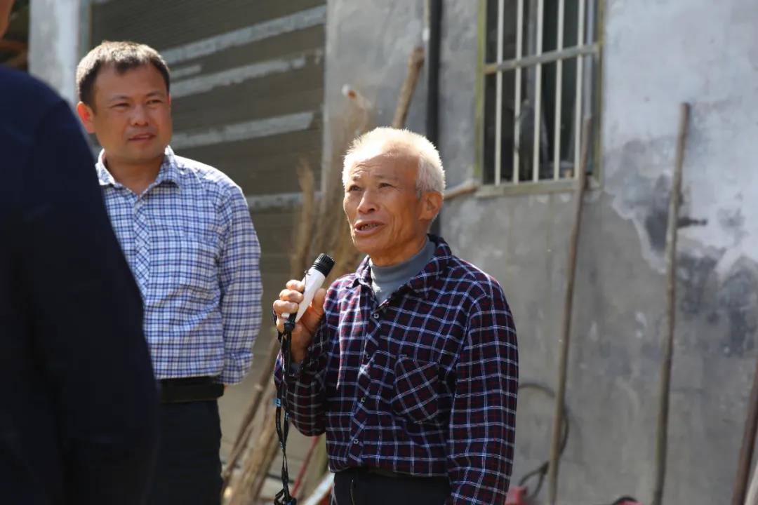 ▲“很高兴跟大家分享我的种植经验，也感谢农广校的专家们经常上门指导，让我掌握了种植技术，也成为了一名‘新型职业农民’，我对今年的水果产量非常满意。”李浩生诚恳致谢。