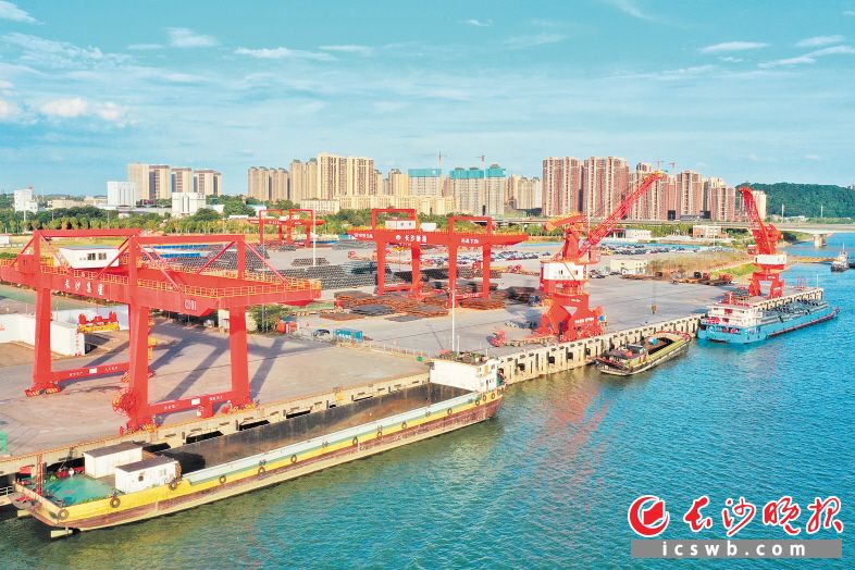 “十三五”期间，长沙逐渐形成了以现代化公路、高速化铁路、国际化航线、综合化港口为主骨架的综合交通运输体系。图为长沙新港。长沙晚报全媒体记者 王志伟 摄