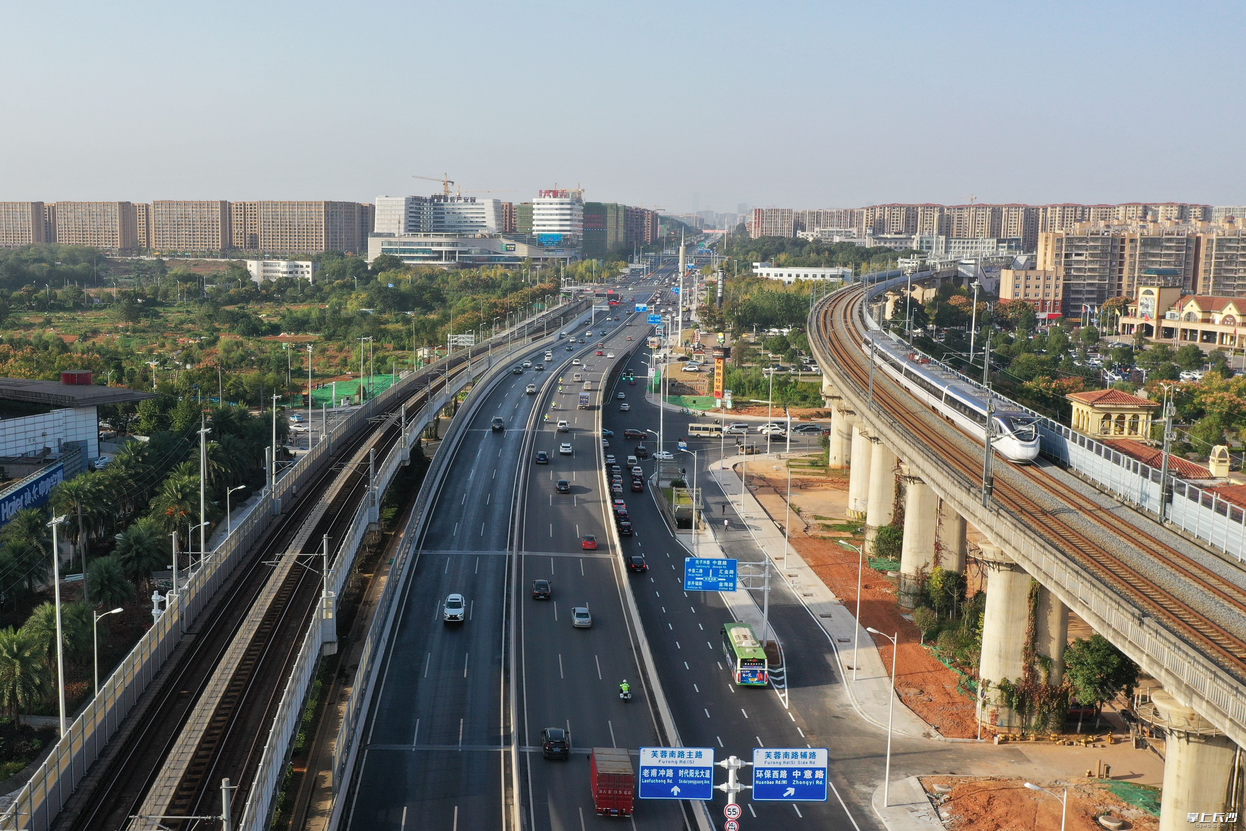 10月23日，芙蓉大道快速化改造项目通车，三市之间人流物流更加便捷，产业联系更加紧密，长株潭全面融入“半小时交通圈”。 长沙晚报全媒体记者 余劭劼 摄