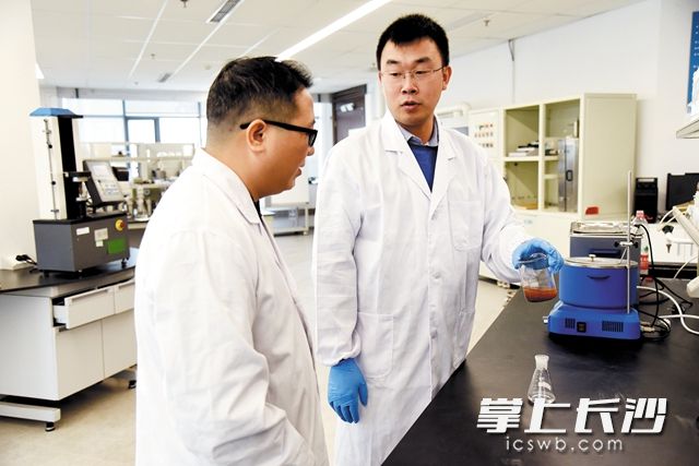 中冶长天研发中心环保能源所常务副所长杨本涛(右)与团队成员研究实验结果。 中冶长天研发中心环保能源所常务副所长杨本涛(右)与团队成员研究实验结果。