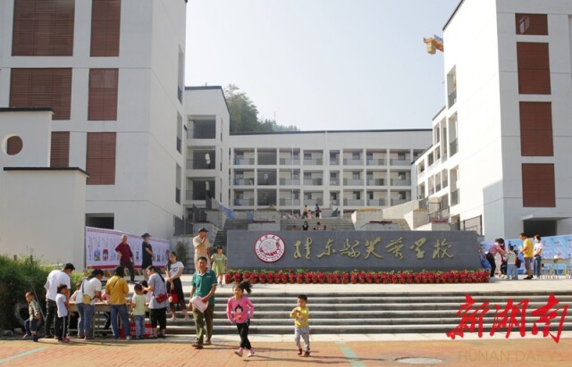 8月30日上午，新生在家长陪同下，陆续迈入崭新的桂东县芙蓉学校。邓仁湘 摄