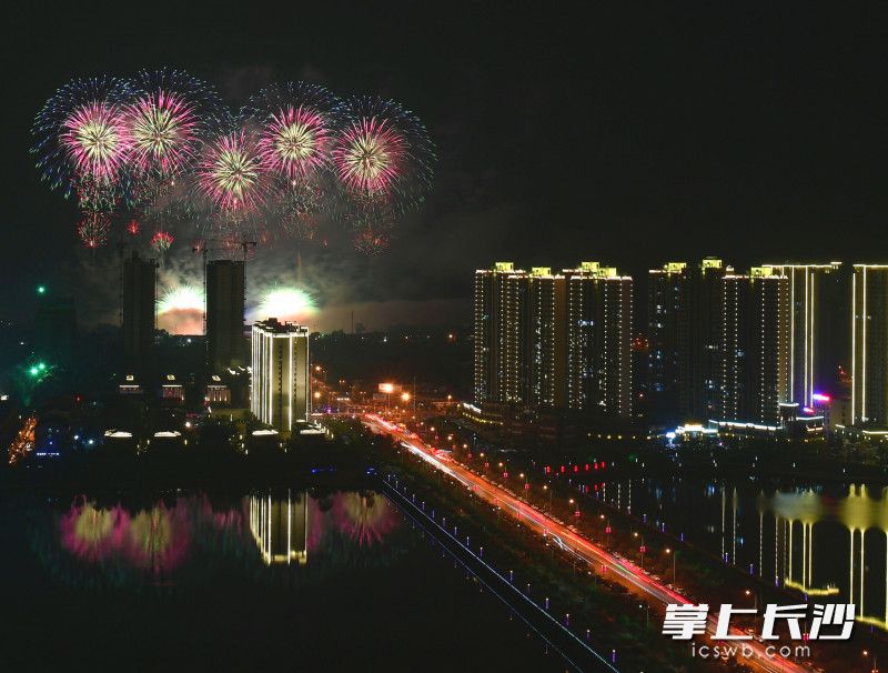 一河诗画，满城烟花。长沙晚报通讯员 彭红霞 摄