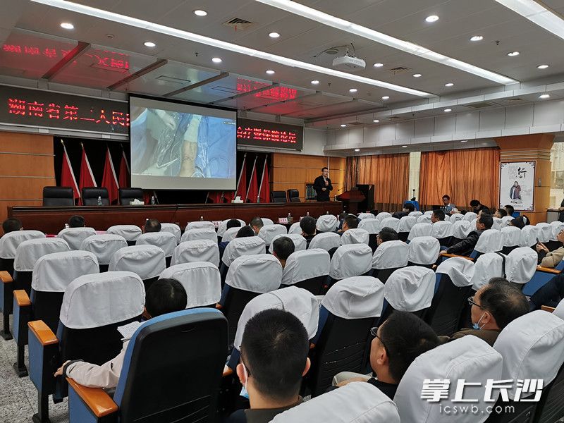 论坛上，专家进行手术直播与解析。