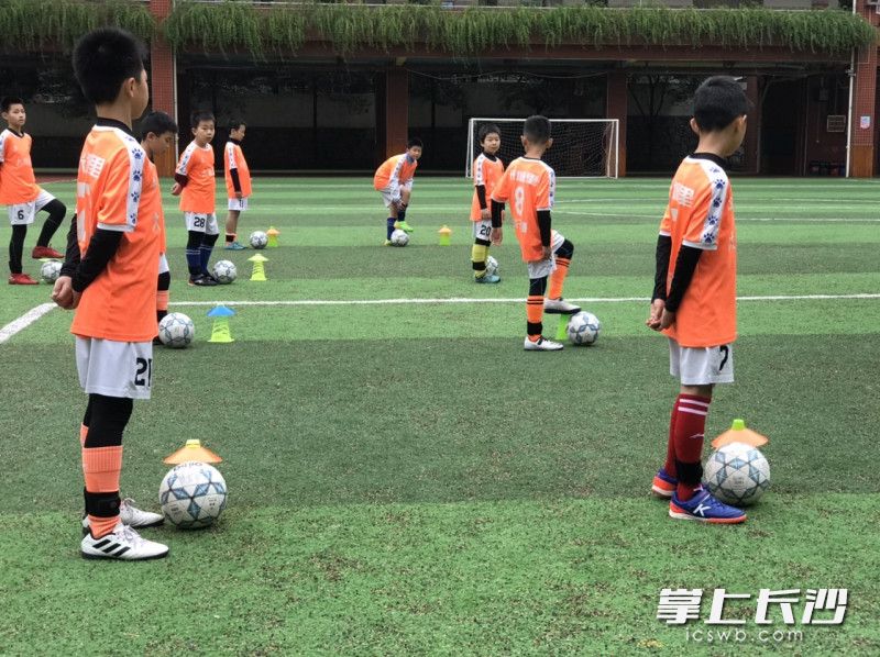 脚踝上戴着智能设备上体育课。长沙晚报记者岳霞摄 脚踝上戴着智能设备上体育课。长沙晚报记者岳霞摄