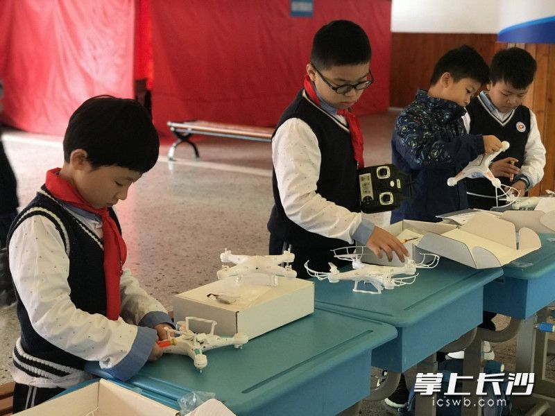 无人机组装。 无人机组装。