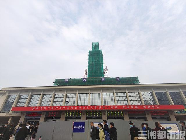 11月2日，长沙火车站钟楼四周脚手架已搭建完成，即将进行清洗修缮工作。记者 周可 摄