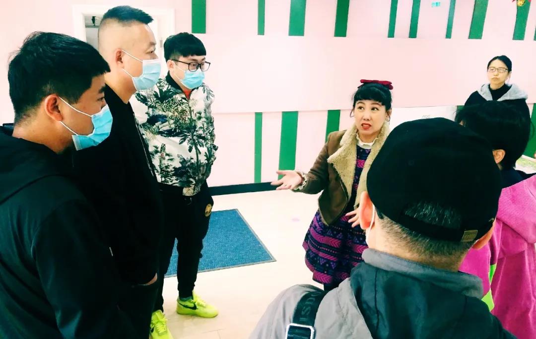 孩子出现症状后，家长们来到幼儿园讨要说法。