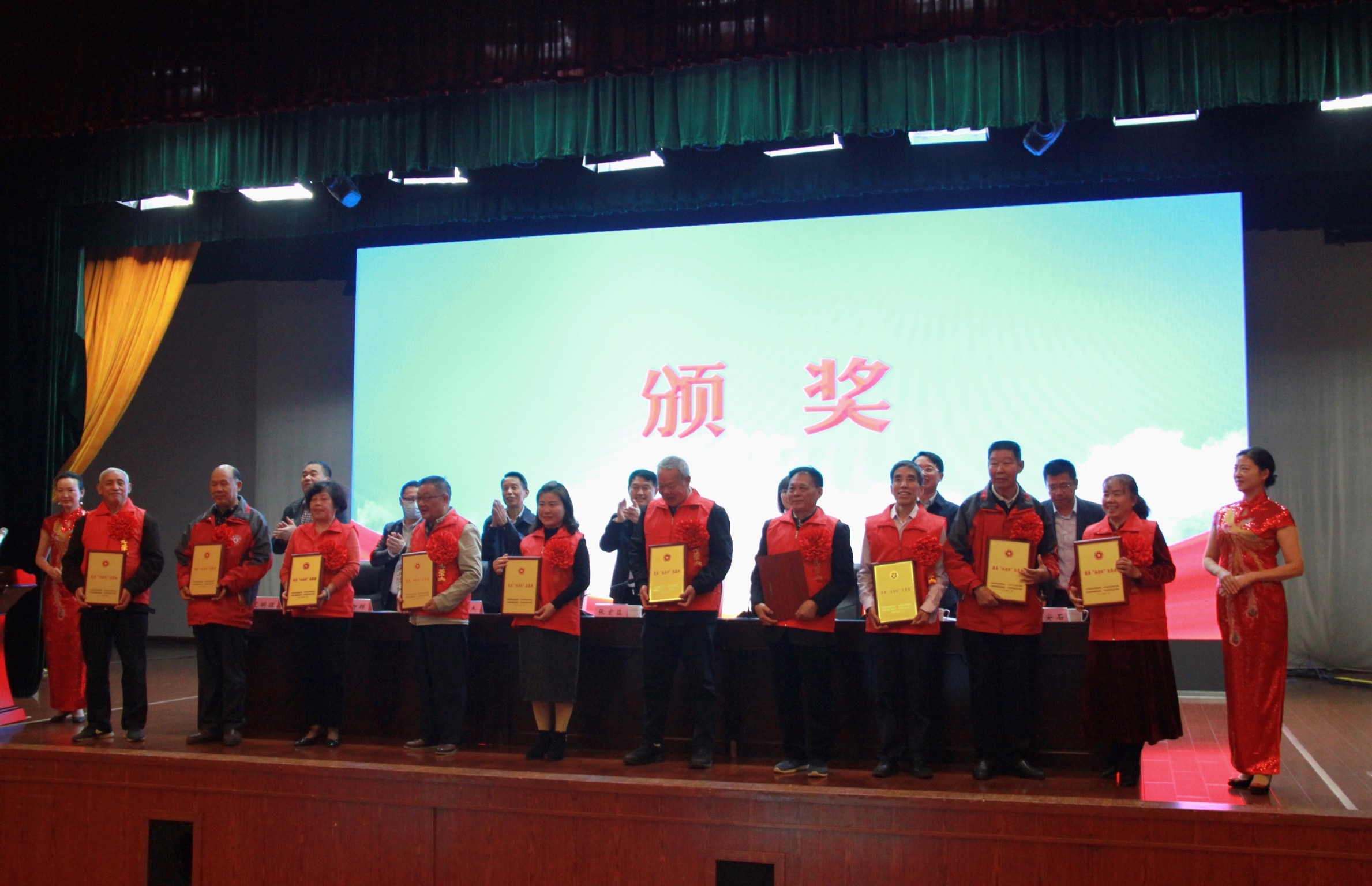本次共对30个“最佳‘五老红’志愿服务组织”、100名“最美‘五老红’志愿者”予以宣传推介并颁发奖牌。