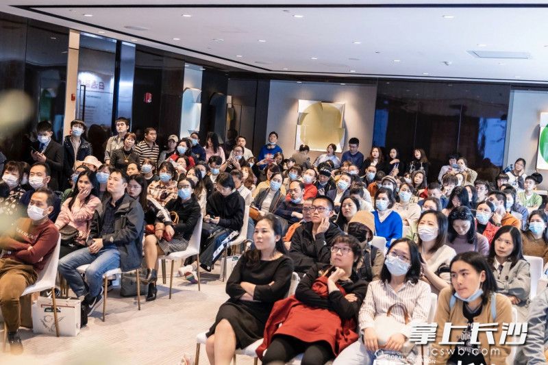 家长和学子认真听讲座。 家长和学子认真听讲座。