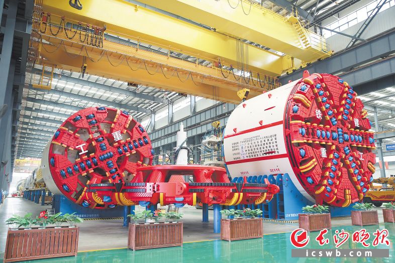铁建重工自主研制的一台TBM有230米长的机身、5万多个零件，还有超长待机的生命力。 长沙晚报通讯员 刘晓东 摄