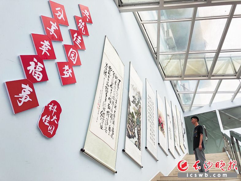 开福区科大佳园社区的书香楼道。洪虹 摄