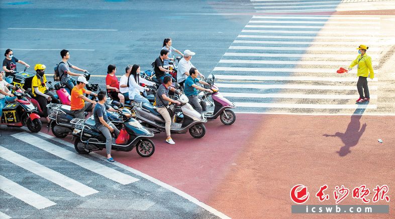 营盘路蔡锷路口，市民们在等待区有序等待红灯，文明礼让。邹麟 摄
