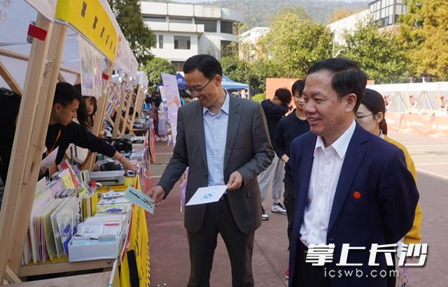 “二里半”三创集市活动现场。