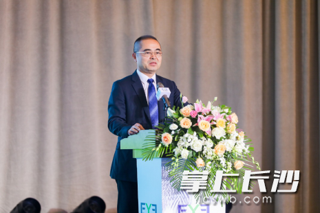 中国医师协会眼科分会副会长、爱尔眼科医院集团总院长、中南大学爱尔眼科学院院长唐仕波教授进行糖尿病眼病科普解读。