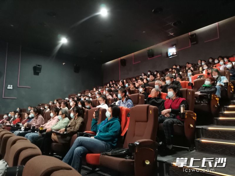11月15日，电影《绝密工程》背后的故事报告会暨映前观摩会在长沙举行。长沙晚报全媒体记者 黄能 摄