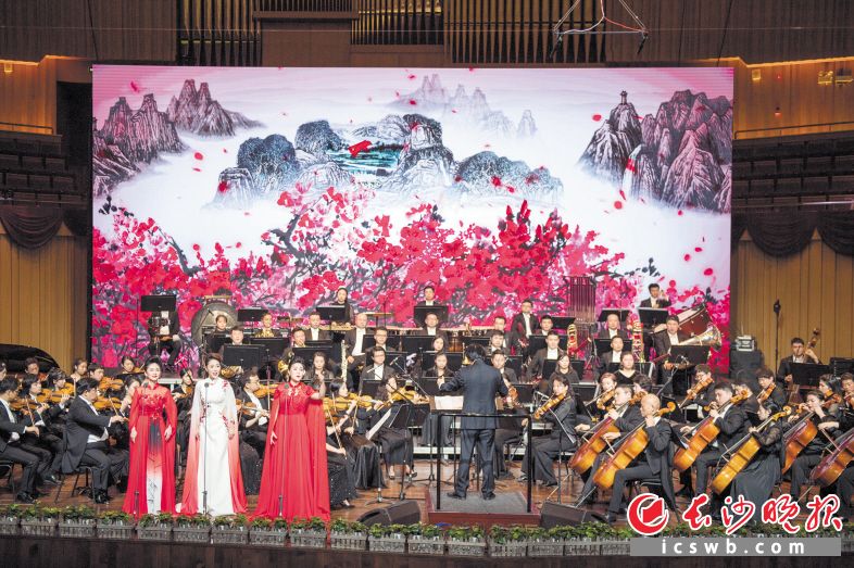 14日晚，“江山如此多娇”红色交响音乐会在长沙音乐厅上演，通过交响乐等艺术形式，为参加2020中国红色旅游博览会的嘉宾及市民朋友献上了一场红色主题文化盛宴。长沙晚报全媒体记者 黄启晴 摄