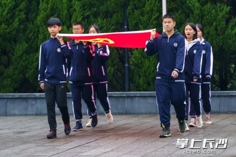 在胡耀邦同志纪念馆团员青年们重温入团誓词。照片由学校提供。