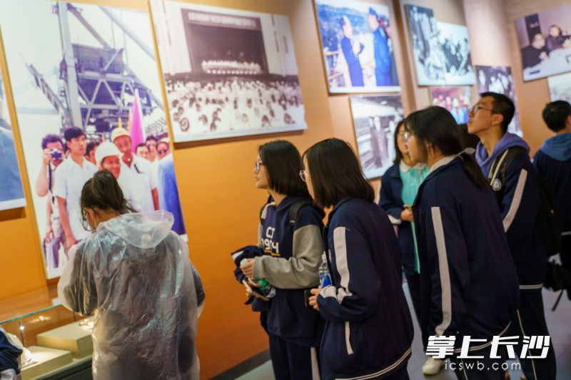 参观纪念馆，了解伟人生平和革命事迹。