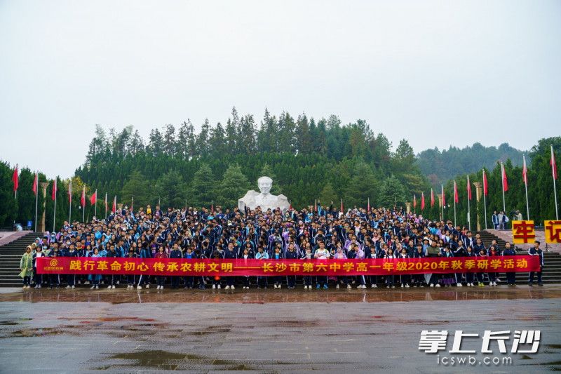 参加活动的学生合影。