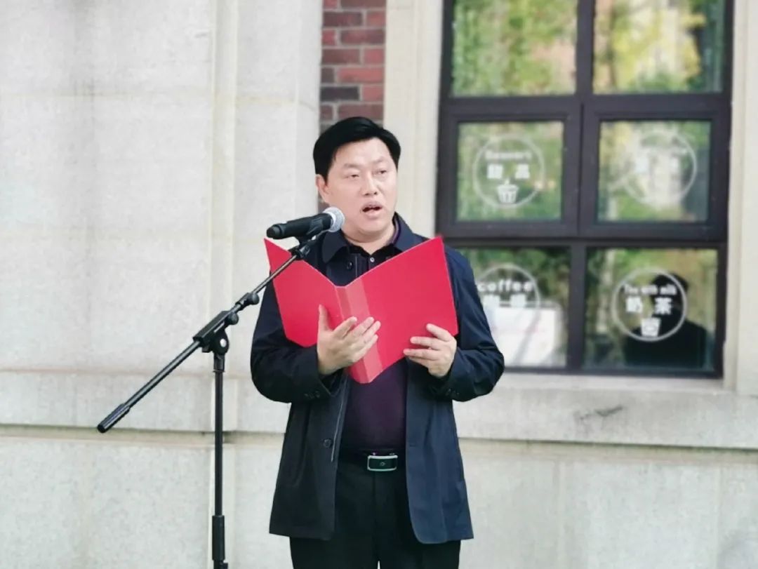 湖南省寓言童话文学研究会会长、《漫画周刊》主编谢乐军宣读首届“谢璞儿童文学奖”获奖名单