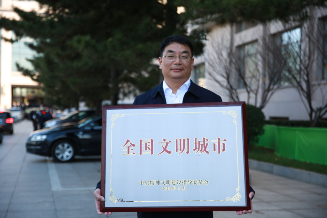 ▲宁乡经开区党工委书记、宁乡市委书记于新凡在京捧回了“全国文明城市”奖牌。