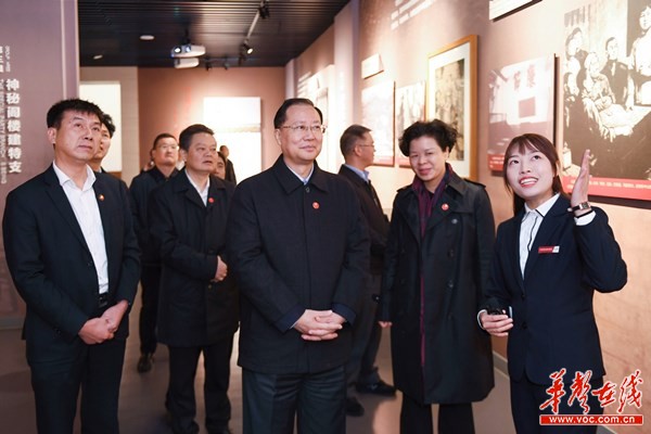 11月22日，省委副书记、省政府党组书记毛伟明参观中共韶山特别支部历史陈列馆。湖南日报记者 辜鹏博 摄