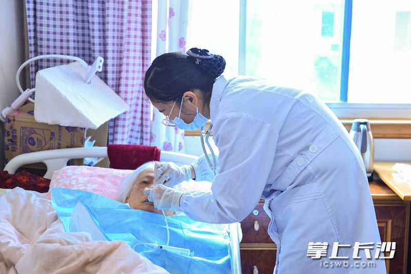 湖南省人民医院的“网约护士”到市民家提供护理服务。