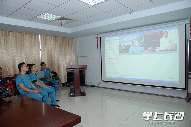 湖南中医药大学第一附属医院专家通过“针推康一体化远程会诊平台”进行视频会诊。