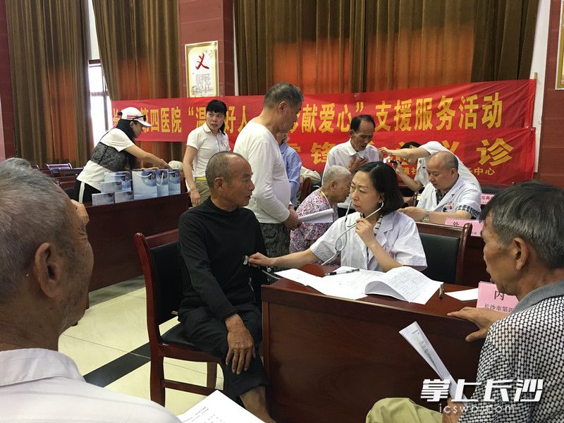 长沙市第四医院专家到医养联盟的养老机构开展义诊。